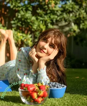 Zooey Deschanel / zooeydeschanel nude photo #0420