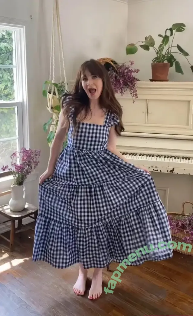Zooey Deschanel nude photo #0415 (zooeydeschanel)